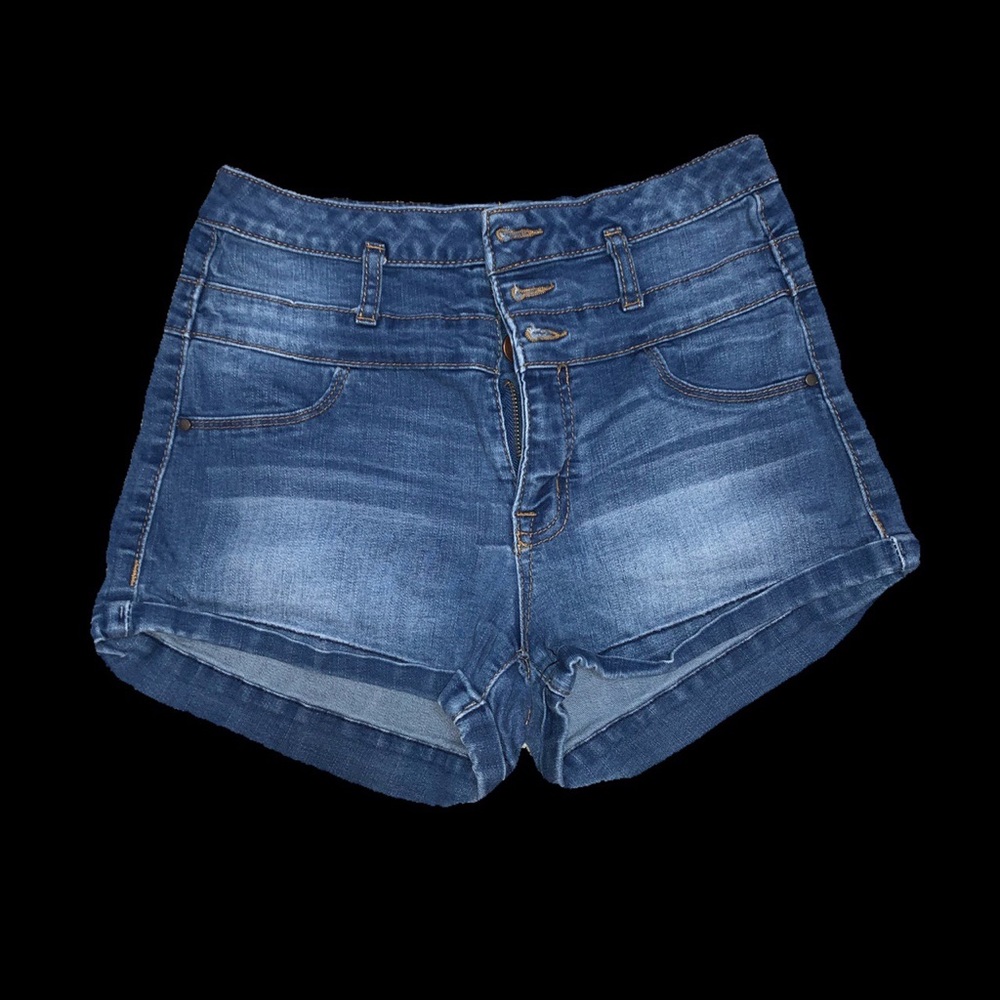 High waisted shorts with three buttons
